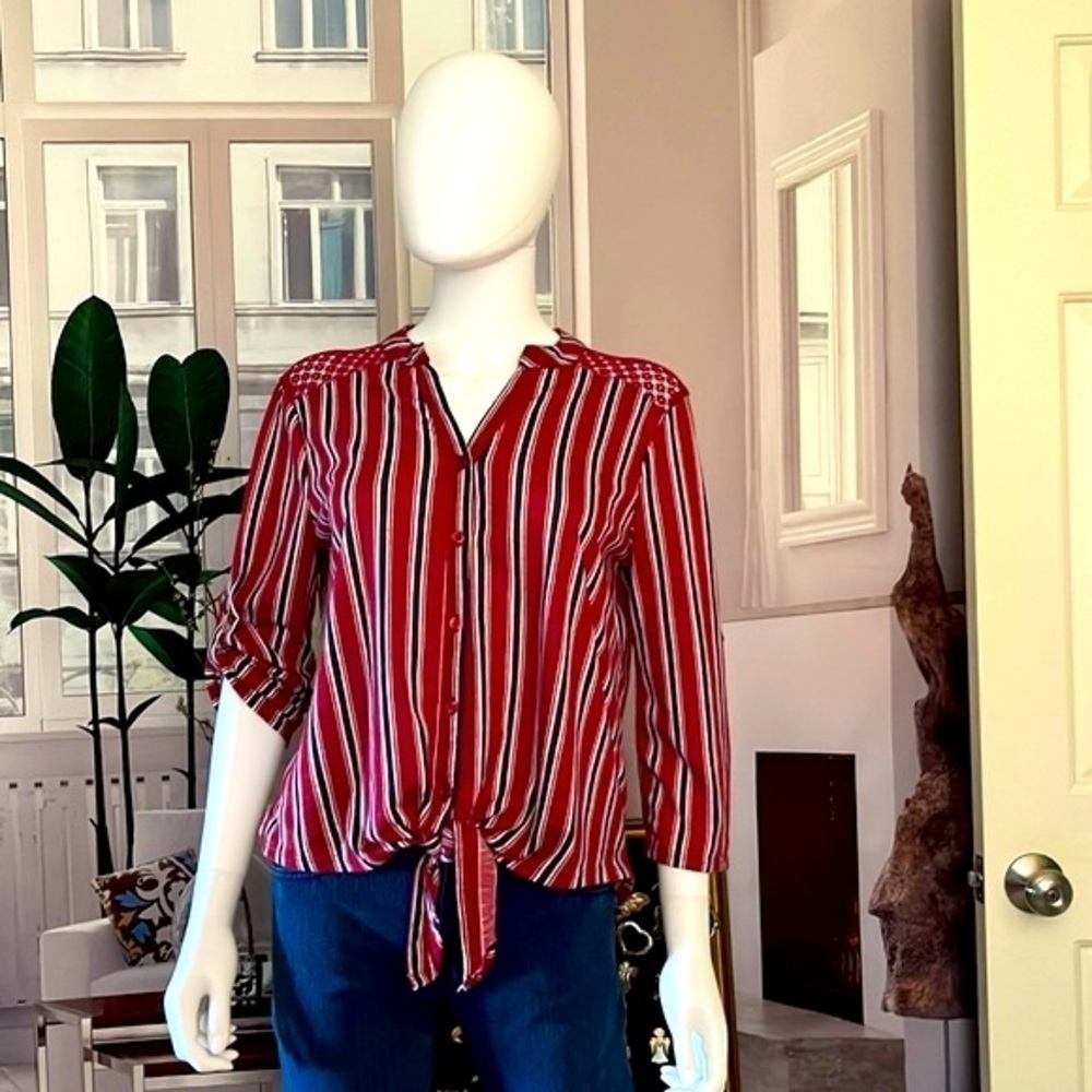 No Boundaries Buttoned Front Striped Top. Size Large. P63/A2292